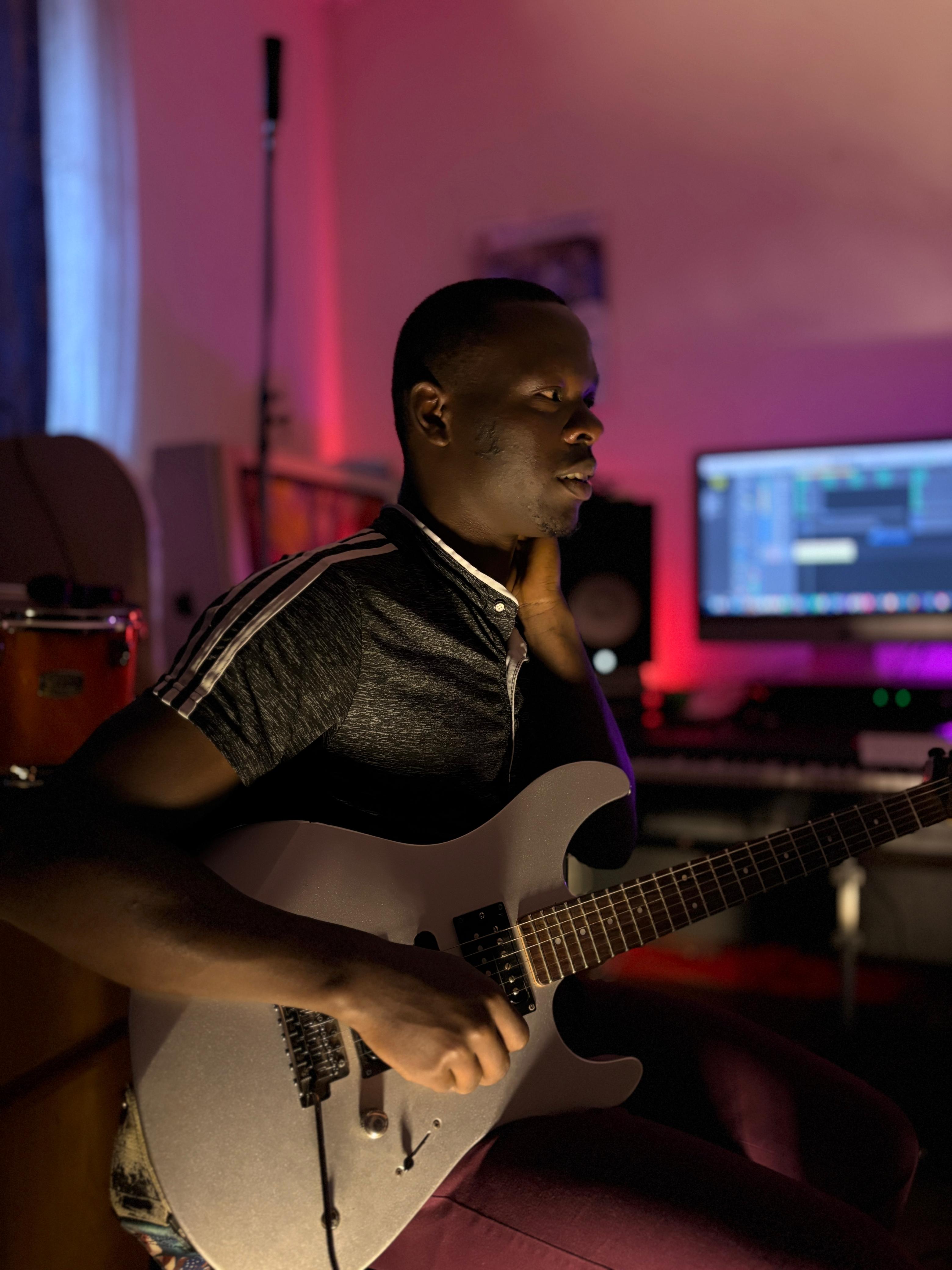Omwenga Guitar Professional Guitarist